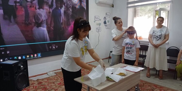 Мектеп жанындағы жазғы демалыс және сауықтыру лагерінің жабылуы салтанатты түрде өтті.