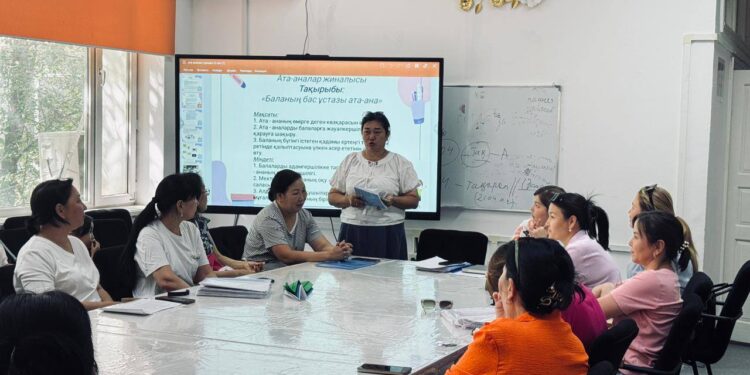 Педагогтерді курстан кейінгі қолдау: кәсіби дамуға бағытталған маңызды қадам!
