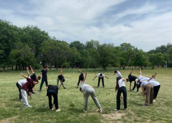 Сауран ауданы білім бөліміне қарасты.Абай мектебінде, 2025 жылдың 22 мамыр күні дене шынықтыру апталығы аясында *Есенқабылов Нұрланың жетекшілігімен10-сынып оқушыларымен «Жеңіл атлетика. Эстафеталық жүгіру 4х60 м» тақырыбында ашық сабақ өткізілді.