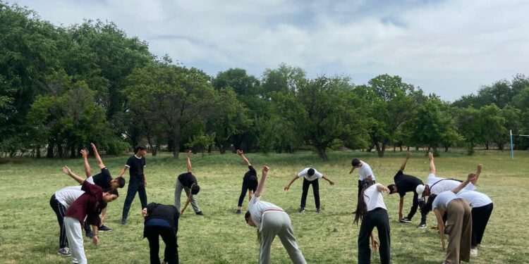 Сауран ауданы білім бөліміне қарасты.Абай мектебінде, 2025 жылдың 22 мамыр күні дене шынықтыру апталығы аясында *Есенқабылов Нұрланың жетекшілігімен10-сынып оқушыларымен «Жеңіл атлетика. Эстафеталық жүгіру 4х60 м» тақырыбында ашық сабақ өткізілді.