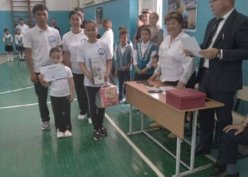 Сауран ауданы білім бөліміне қарасты. Құмтүйін Жалпы Орта Мектебінде, 15 мамыр- «Отбасы күні» мерекесіне орай «Әкем, анам және мен» отбасылық спорттық сайысы өткізілді.