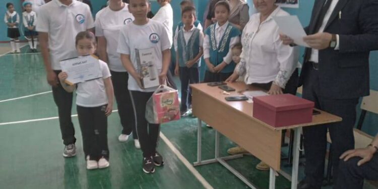 Сауран ауданы білім бөліміне қарасты. Құмтүйін Жалпы Орта Мектебінде, 15 мамыр- «Отбасы күні» мерекесіне орай «Әкем, анам және мен» отбасылық спорттық сайысы өткізілді.