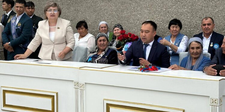 Сауран ауданы білім бөліміне қарасты. А.Югнаки атындағы жалпы білім беретін мектепте 23 мамыр күні мектеп бітіруші түлектерге арналған «Мектебім, саған мың алғыс» атты салтанатты жиын ұйымдастырылды. Іс-шараға ауыл әкімі мен ата-аналар комитетінің төрағасы, ардагер ұстаздар арнайы қатысып, түлектерге ақ жол тілеп, жүрекжарды лебіздерін білдірді.