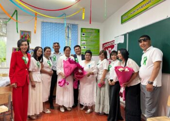 Сауран ауданы білім бөліміне қарасты. Абай мектебі. Бүгін мектебімізге осыдан 20 жыл бұрын түлеп ұшқан түлектер келіп, жүрек тебірентер сәттерге куә болдық.