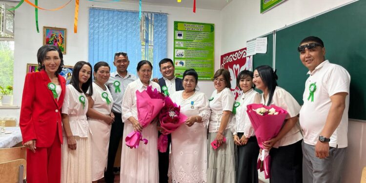 Сауран ауданы білім бөліміне қарасты. Абай мектебі. Бүгін мектебімізге осыдан 20 жыл бұрын түлеп ұшқан түлектер келіп, жүрек тебірентер сәттерге куә болдық.