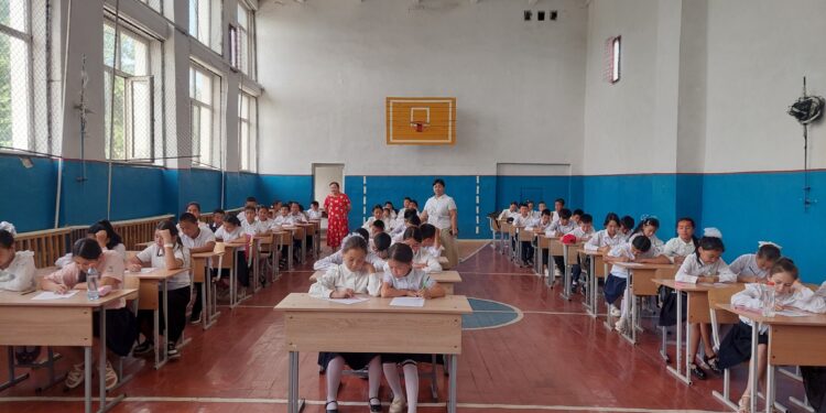 Сауран ауданы білім бөліміне қарасты. Бабайқорған жалпы білім беретін мектебінде 26 мамыр күні қазақ тілі пәнінен аралық емтихан басталды.