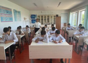 Сауран ауданы білім бөліміне қарасты. Әйтеке би атындағы жалпы білім беретін мектебінде 26 мамыр күні қазақ тілі пәнінен аралық емтихан басталды.