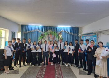 Сауран ауданы білім бөліміне қарасты. Биылғы оқу жылында «Құмтүйін» жалпы білім беретін мектебін 11-сыныптан – 19 оқушы, 9-сыныптан – 33 оқушы сәтті аяқтап, үлкен өмірге қадам басты.