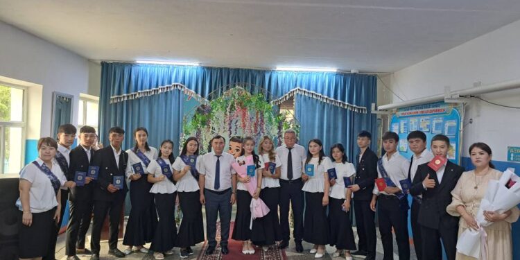 Сауран ауданы білім бөліміне қарасты. Биылғы оқу жылында «Құмтүйін» жалпы білім беретін мектебін 11-сыныптан – 19 оқушы, 9-сыныптан – 33 оқушы сәтті аяқтап, үлкен өмірге қадам басты.