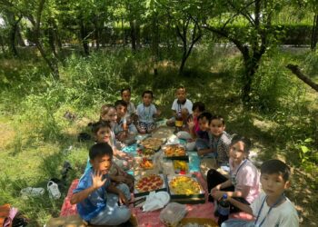 Сауықтыру лагеріндегі балалар жетекшілерімен бірге ойын-сауық орталығына барды.