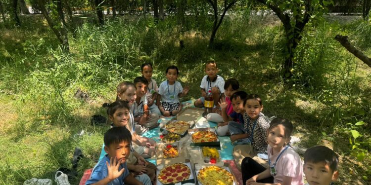 Сауықтыру лагеріндегі балалар жетекшілерімен бірге ойын-сауық орталығына барды.