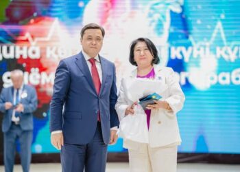 ТҮРКІСТАН ОБЛЫСЫНЫҢ МЕДИЦИНА ҚЫЗМЕТКЕРЛЕРІНЕ ҚҰРМЕТ КӨРСЕТІЛДІ.