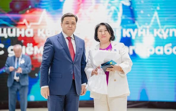 ТҮРКІСТАН ОБЛЫСЫНЫҢ МЕДИЦИНА ҚЫЗМЕТКЕРЛЕРІНЕ ҚҰРМЕТ КӨРСЕТІЛДІ.