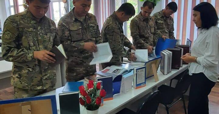 Кентау кітапханасында, «Ата Заң-тәуелсіз ел тұғыры» атты кітап көрмесі ұйымдастырылды.