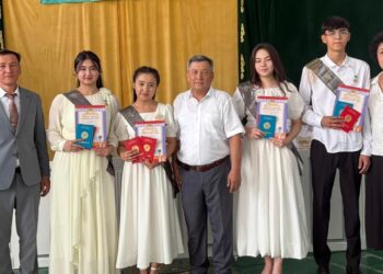 11-сынып түлектеріне жалпы орта білім туралы аттестаттар тапсыруға арналған салтанатты рәсім өтті.