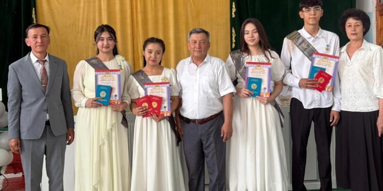 11-сынып түлектеріне жалпы орта білім туралы аттестаттар тапсыруға арналған салтанатты рәсім өтті.