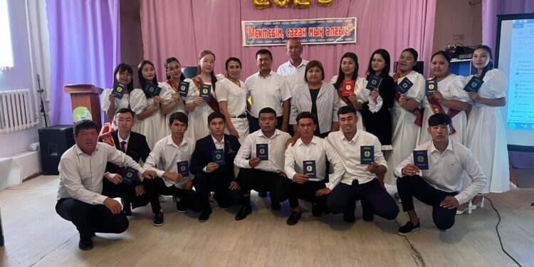 Сауран ауданы білім бөліміне қарасты. Абай атындағы жалпы білім беретін мектеп Бүгін, 2025 жылдың 19 маусым күні, мектебімізде 11-сынып бітіруші түлектерге жалпы орта білім туралы аттестат тапсыру салтанатты жиыны өтті.