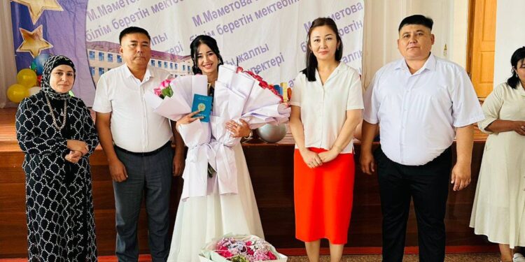 Сауран ауданы білім бөліміне қарасты. Мәншүк Мәметова атындағы жалпы білім беретін мектеп коммуналдық мемлекеттік мекемесінде 11-сынып бітіруші түлектерге жалпы орта білім туралы аттестат тапсыру салтанатты жиыны өтті.