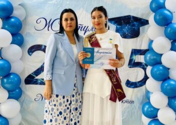 Сауран ауданы білім бөліміне қарасты. Бірінші Жбб Мектеп. Мектепті алтын белгіге аяқтаған жас түлек.