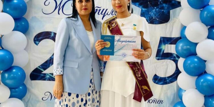 Сауран ауданы білім бөліміне қарасты. Бірінші Жбб Мектеп. Мектепті алтын белгіге аяқтаған жас түлек.