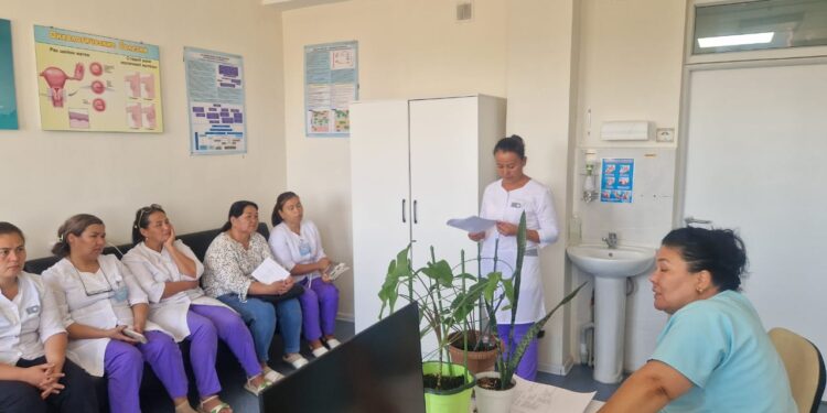 Шардара аудандық орталық ауруханасының терапевт және аймақтық мейірбикелері қызметкер арасында семинар өткізілді.