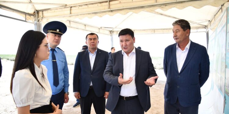 ОБЛЫС ӘКІМІНІҢ ОРЫНБАСАРЫ ОТЫРАРДАҒЫ КӘСІПОРЫНДАРДЫ АРАЛАДЫ.