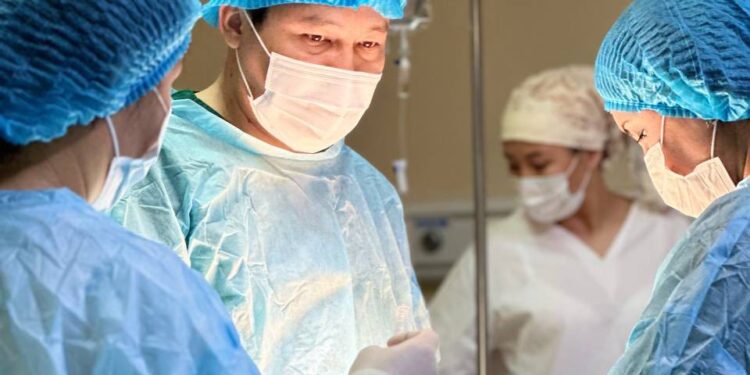 ТҮРКІСТАНДЫҚ ДӘРІГЕРЛЕР 36 ЖАСТАҒЫ ЖҮКТІ ӘЙЕЛГЕ КҮРДЕЛІ ОТА ЖАСАП, СӘБИДІ АМАН АЛЫП ҚАЛДЫ.