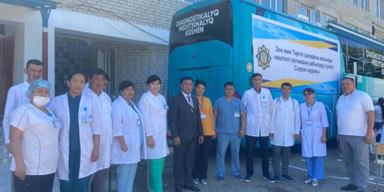 Жылжымалы медициналық кешен көлігі зертханалық-диагностикалық құрылғылармен халыққат қызмет етті.