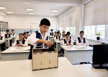 ТҮРКІСТАНДА ОҚУШЫЛАР САБАҚ БАРЫСЫНДА ҰЯЛЫ ТЕЛЕФОН ҚОЛДАНУДАН БАС ТАРТТЫ.