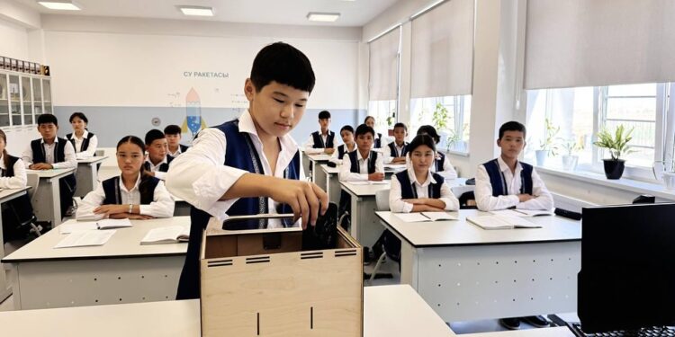 ТҮРКІСТАНДА ОҚУШЫЛАР САБАҚ БАРЫСЫНДА ҰЯЛЫ ТЕЛЕФОН ҚОЛДАНУДАН БАС ТАРТТЫ.