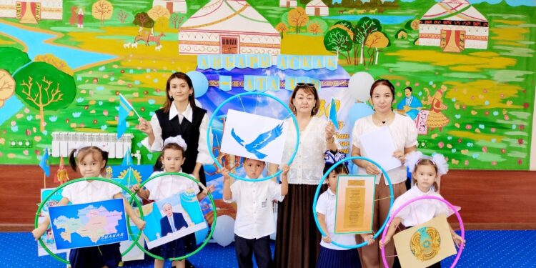 » Айбыны асқақ Ата Заң» атты музыкалық патриоттық кеш өтті.