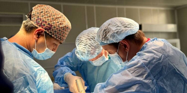 Беларусь дәрігерлері Түркістанда балаларға күрделі оталар жасауда.