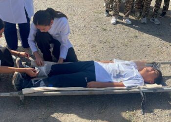 “Жер сілкінісі кезінде оқытушы құрамы мен оқушылардың іс-қимылдары”жаттығулардың практикалық тәсілдері орындалды.