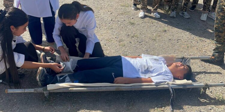 “Жер сілкінісі кезінде оқытушы құрамы мен оқушылардың іс-қимылдары”жаттығулардың практикалық тәсілдері орындалды.