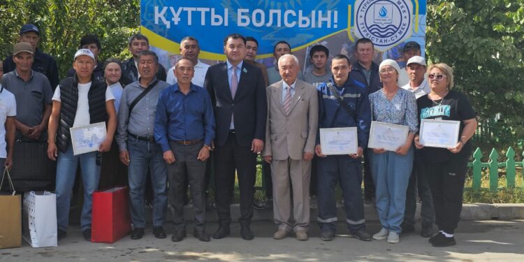 «Түркістан-Су» МКК басшысы мекеме қызметкерлерін «Еңбек күні» мерекесімен шын жүректен құттықтады!