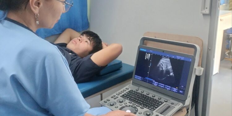 Жылжымалы медициналық кешен көлігі зертханалық-диагностикалық құрылғылармен қызмет жасады..