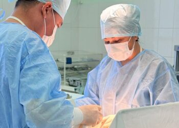 Отырар аудандық орталық ауруханасының білікті дәрігерлері гинекологиялық операцияларды жасауда.