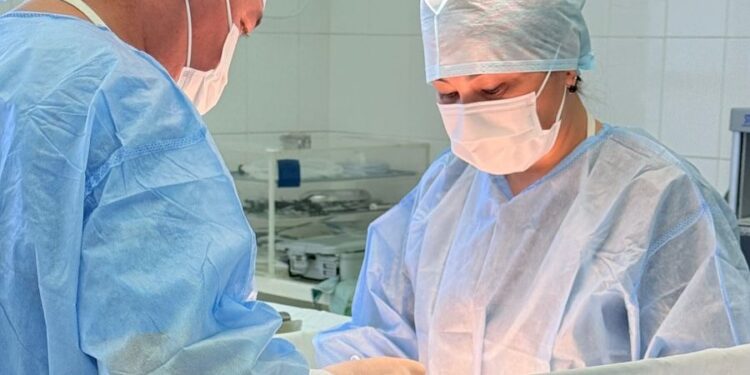 Отырар аудандық орталық ауруханасының білікті дәрігерлері гинекологиялық операцияларды жасауда.