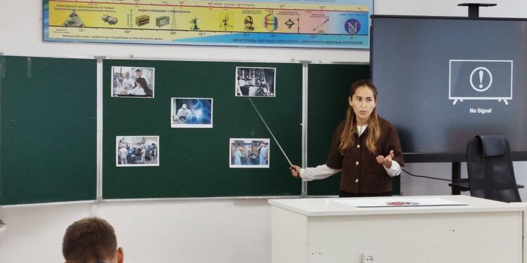 АТОМ САЛАСЫ ҚЫЗМЕТКЕРЛЕРІ КҮНІНЕ ОРАЙ ТАНЫМДЫҚ САҒАТ ӨТТІ.