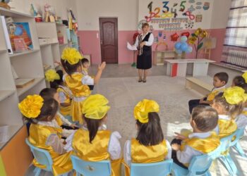 Бүгін – жүректен жүрекке жол табатын, бала күлкісінің шуағын сыйлайтын ұстаздар күні!