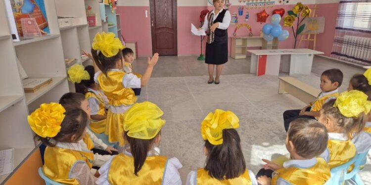 Бүгін – жүректен жүрекке жол табатын, бала күлкісінің шуағын сыйлайтын ұстаздар күні!