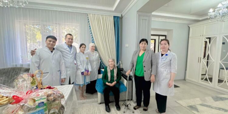 Кентау қалалық емханасы қарияларды құттықтап, үйлеріне барып қолдау көрсетті.