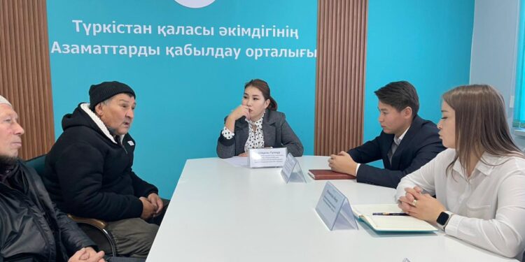 «Азаматтарды қабылдау орталығында» қызмет алушылар күні өтті.