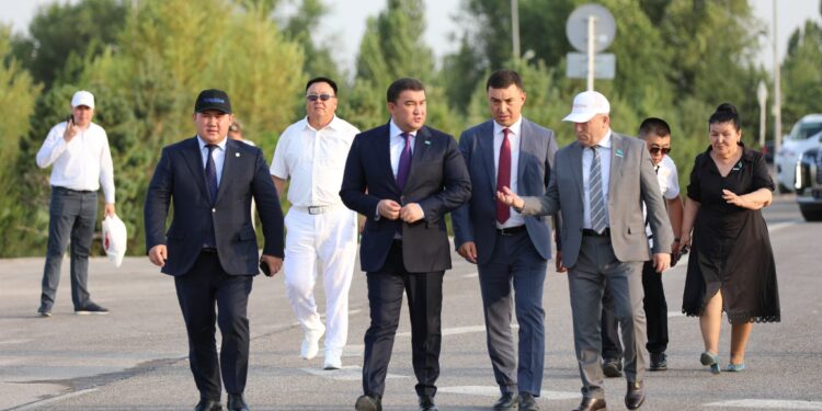 ТҮРКІСТАНДА КОММУНАЛДЫҚ САЛА ӨКІЛДЕРІНЕ ЖАҢА ТЕХНИКАЛАР ТАПСЫРЫЛЫП, ЕҢБЕК АДАМДАРЫ МАРАПАТТАЛДЫ.