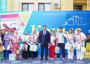 ТҮРКІСТАНДА 100-ГЕ ЖУЫҚ ОТБАСЫНА БАСПАНА КІЛТІ МЕН ДОМБЫРА ТАРТУ ЕТІЛДІ.