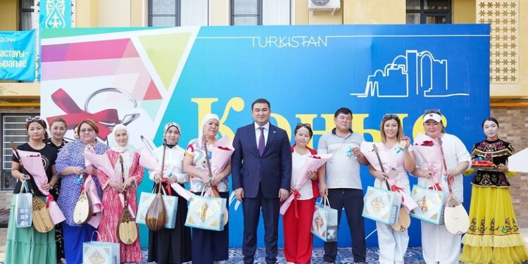 ТҮРКІСТАНДА 100-ГЕ ЖУЫҚ ОТБАСЫНА БАСПАНА КІЛТІ МЕН ДОМБЫРА ТАРТУ ЕТІЛДІ.