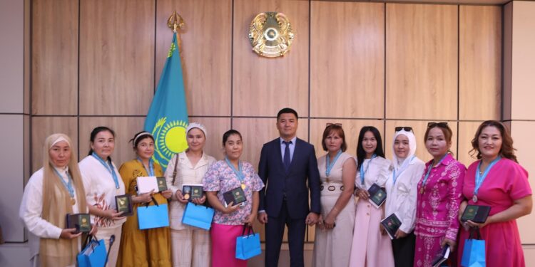 ТҮРКІСТАНДА КӨПБАЛАЛЫ АНАЛАР МАРАПАТТАЛДЫ.