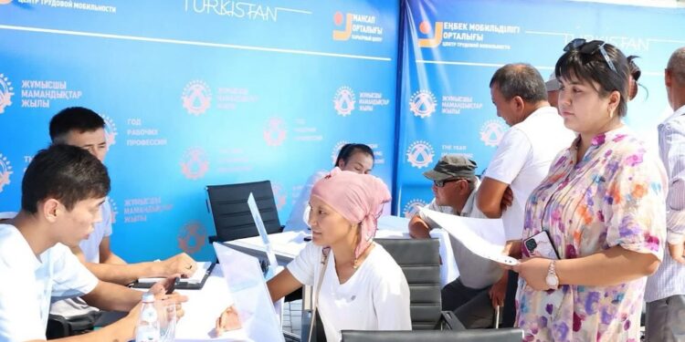 Сауран ауданы мен Түркістан, Кентау қалаларындағы жұмыссыз азаматтар мен жастарға арналған бос жұмыс орындары жәрмеңкесі өтті.