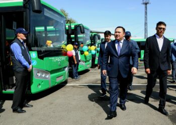 ТҮРКІСТАНДА ҚОҒАМДЫҚ КӨЛІКТЕР ЖАҢА АВТОБУСТАРМЕН ТОЛЫҚТЫ.