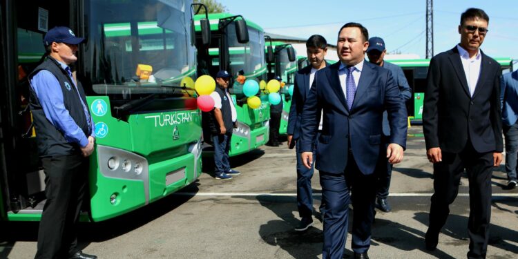 ТҮРКІСТАНДА ҚОҒАМДЫҚ КӨЛІКТЕР ЖАҢА АВТОБУСТАРМЕН ТОЛЫҚТЫ.